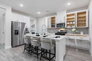 Geladeira, micro-ondas, fogão, cooktop