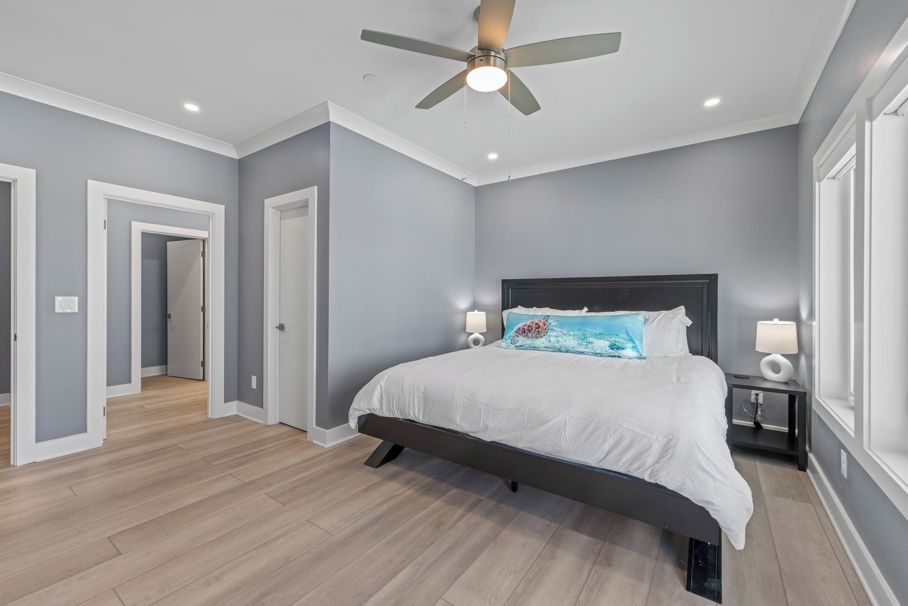 6 bedrooms, desk, iron/ironing board, WiFi