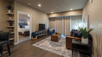 Bureau, fer et planche à repasser, accès au Wi-Fi (inclus)