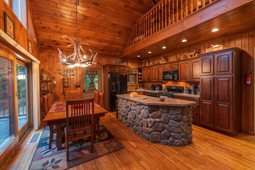 Marvelous 4-bedroom house in charming Boonville for your getaway