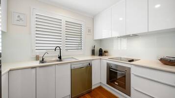 Refrigerador, microondas, horno, placa de cocina