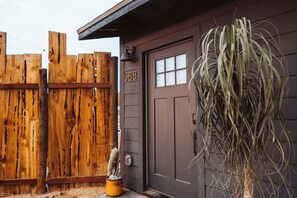 Exterior detail - Romantic Desert Escape• Stargazing Dome • Hot Tub• Cowboy Pool • Fire • Hammocks (Joshua Tree)