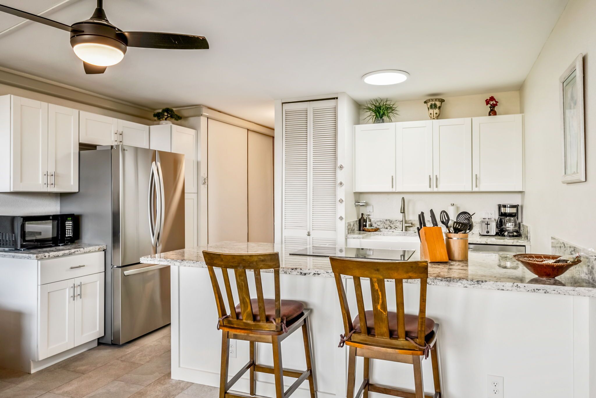 Kjøleskap, mikrobølgeovn, ovn og kokeplater