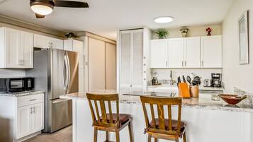 Kjøleskap, mikrobølgeovn, ovn og kokeplater