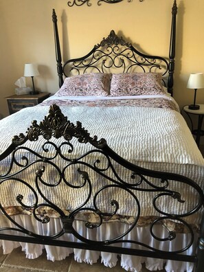 مكواة/لوح كي وخدمة الإنترنت وملاءات أسرّة