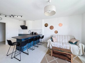 Living area - Calvi à pied : terrasse vue mer, 2 chambres, parking privé (CALVI)