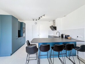 Fridge, cookware/dishes/utensils - Calvi à pied : terrasse vue mer, 2 chambres, parking privé (CALVI)
