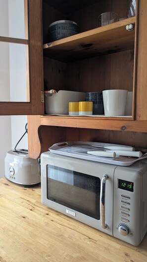 Interior - Sunny Private Floor in Stylish Home w Parking (Kingston)