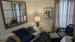 TV - Sunny Private Floor in Stylish Home w Parking (Kingston)