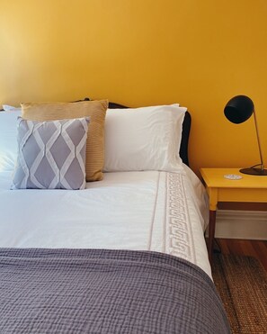 WiFi, bed sheets - Sunny Private Floor in Stylish Home w Parking (Kingston)