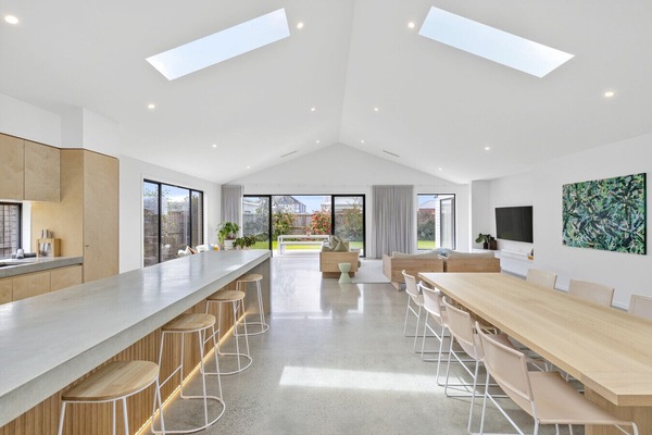 ✨ Expansive open-plan living, kitchen & dining with generous seating and natural light