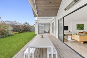 Outdoor dining - Duneview Luxe- 4 Bedroom Designer Home, Aircon, Weddings, Beach (Ocean Grove)