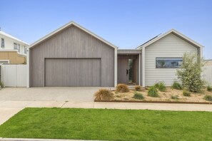 Exterior - Duneview Luxe- 4 Bedroom Designer Home, Aircon, Weddings, Beach (Ocean Grove)