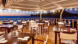 Outdoor dining - Corazon Cabo, Infinty Two Queen Sunset View Hot Tub, Spend New Year's in Cabo (Cabo San Lucas)