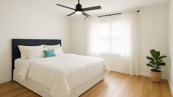 Een strijkplank/strijkijzer, wifi, beddengoed