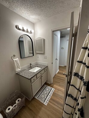 Een douche, een haardroger, handdoeken