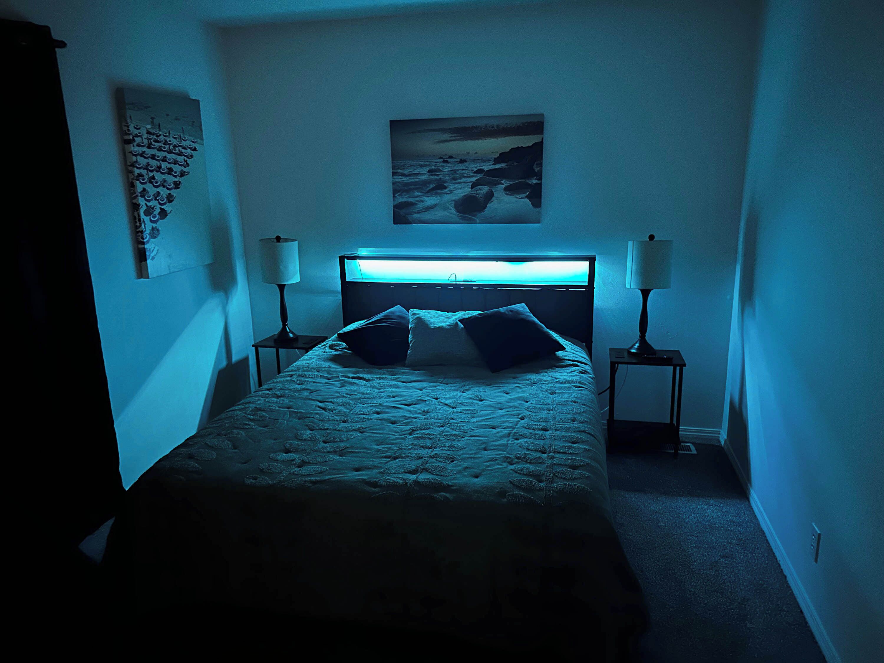 Escritorio, tabla de planchar con plancha, wifi y ropa de cama