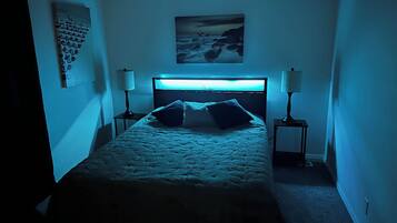 Escritorio, tabla de planchar con plancha, wifi y ropa de cama