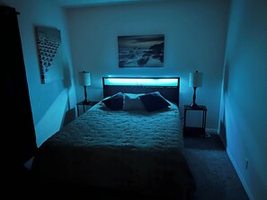 Escritorio, tabla de planchar con plancha, wifi y ropa de cama 