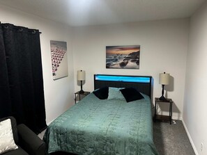 2 slaapkamers, een bureau, een strijkplank/strijkijzer, wifi