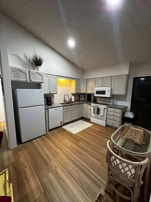 Jääkaappi, mikroaaltouuni, uuni, liesi