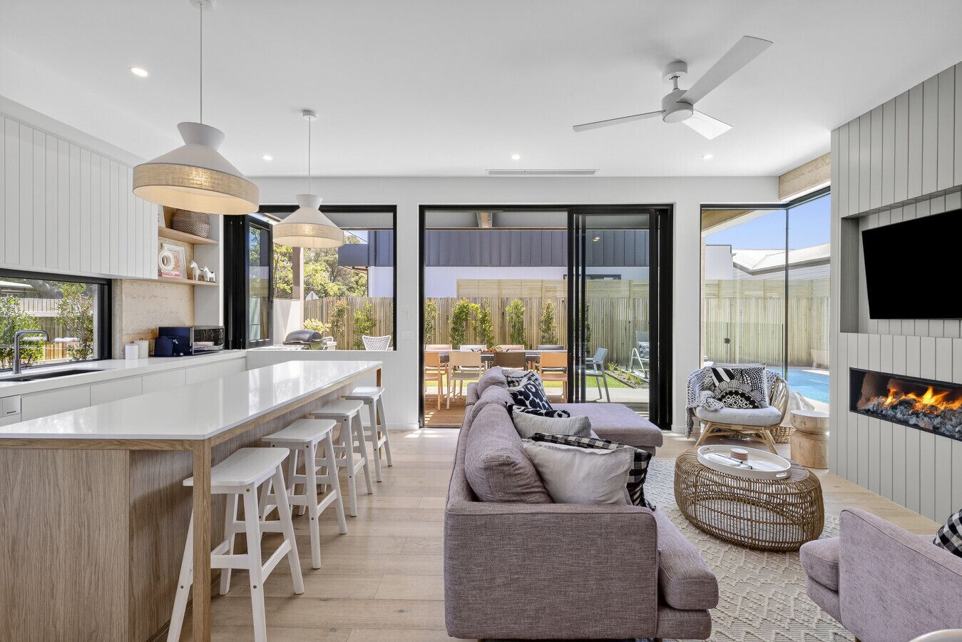 Télévision, cheminée