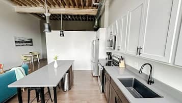 Réfrigérateur, micro-ondes, four, plaque de cuisson