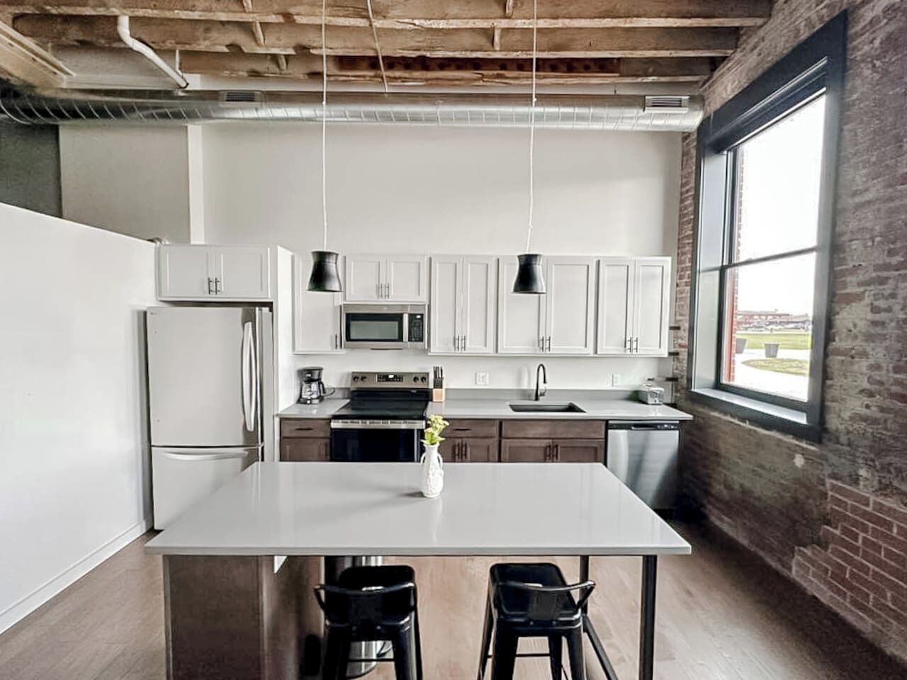 Een koelkast, een microgolfoven, een oven, een kookplaat