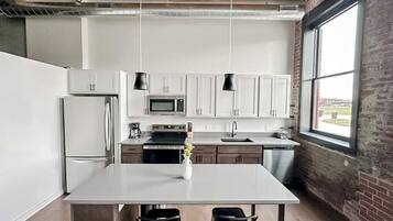 Een koelkast, een microgolfoven, een oven, een kookplaat