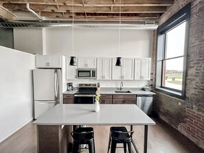 Refrigerador, microondas, horno y parrilla de estufa 