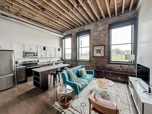 Sleepover | Radiant 1BD/1BA Loft - Newton