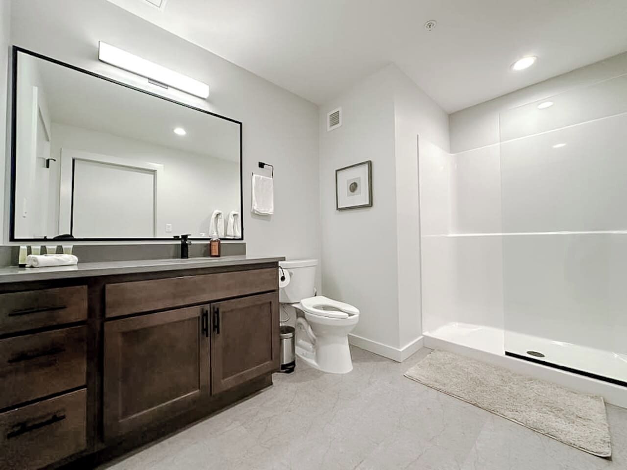 Haartrockner, Handtücher, Seife, Shampoo