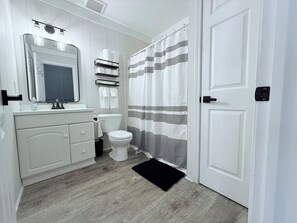 مناشف، صابون، ورق حمّام