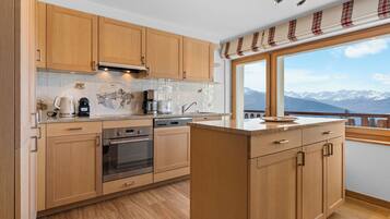Refrigerador, horno, lavavajillas y utensilios de cocina