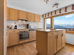 Refrigerador, horno, lavavajillas y utensilios de cocina 