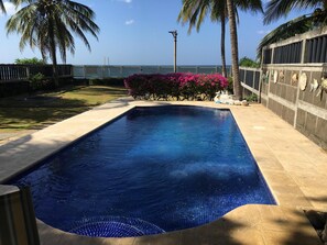Outdoor pool -  Beach Front House in Tránsito Beach , 5-Bedrooms, AC ,with Beachfront  Pool. (El Tránsito)