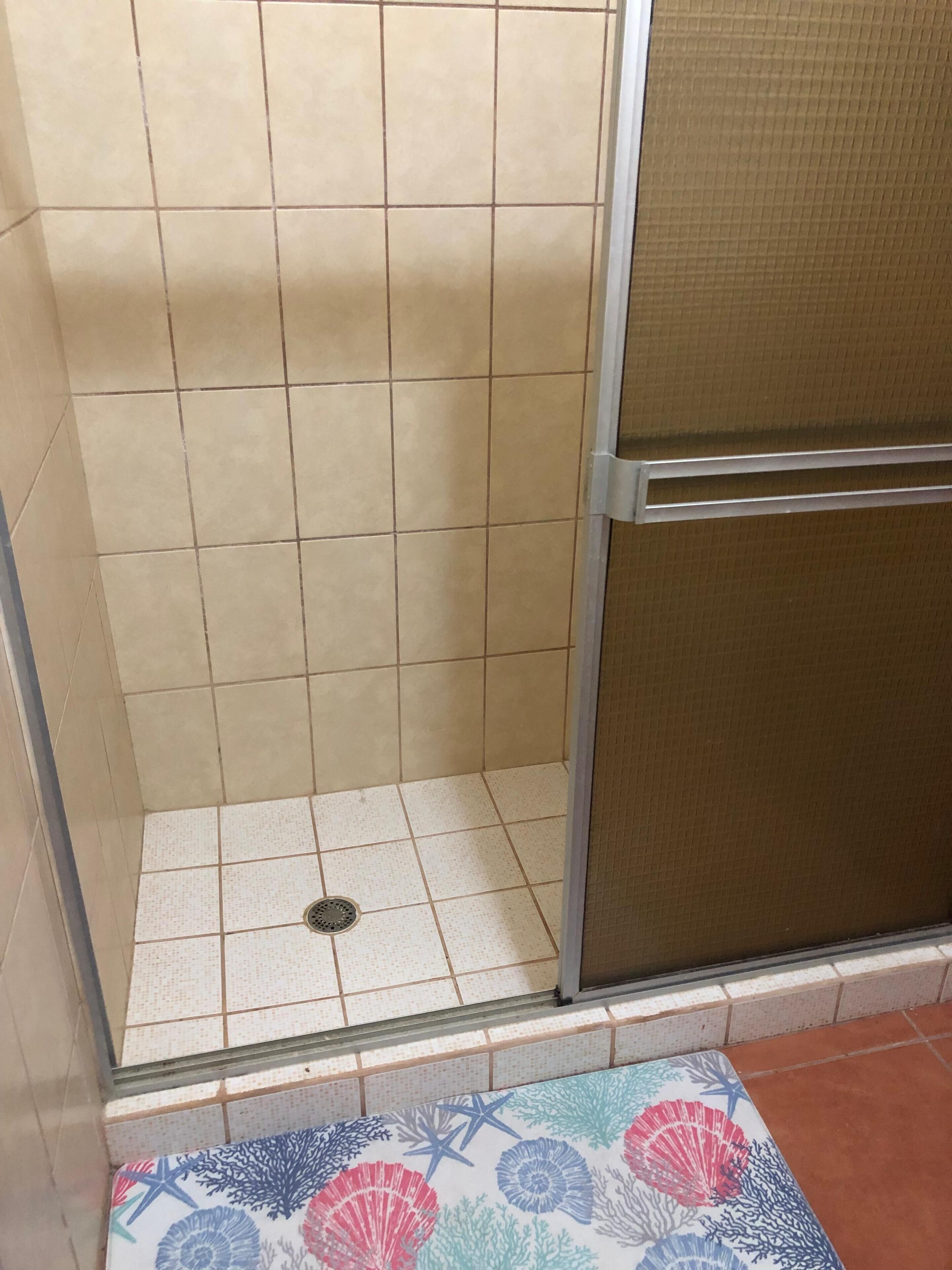 Dusch, handdukar, tvål och toalettpapper