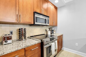 Grand réfrigérateur, four, plaque de cuisson, lave-vaisselle