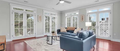 Maison (3 Bedrooms) | Aire de séjour | Téléviseur à écran plat de 65 po avec télévision numérique