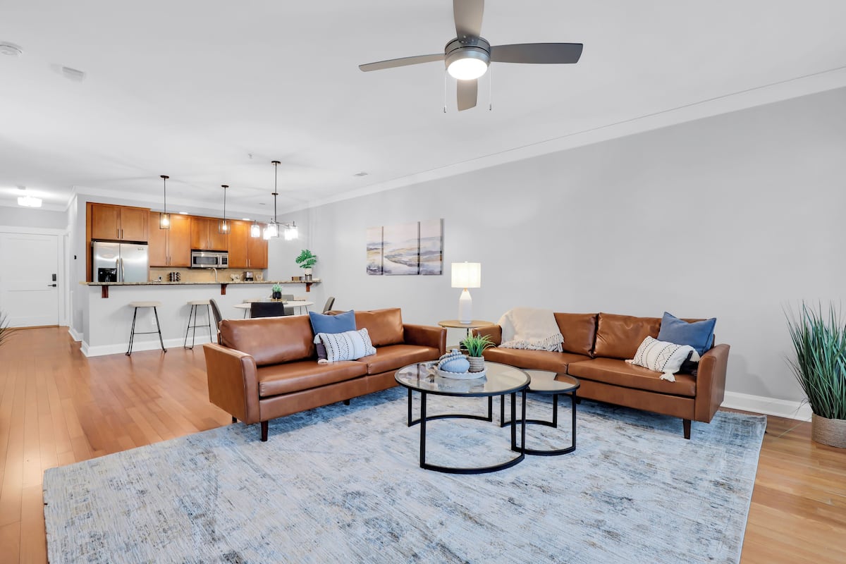 Apartament | Sala d'estar | Televisor de pantalla plana de 65 polzades amb canals digitals