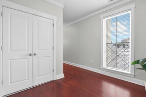 Free WiFi, bed sheets - The Juliette by AvantStay (Savannah)