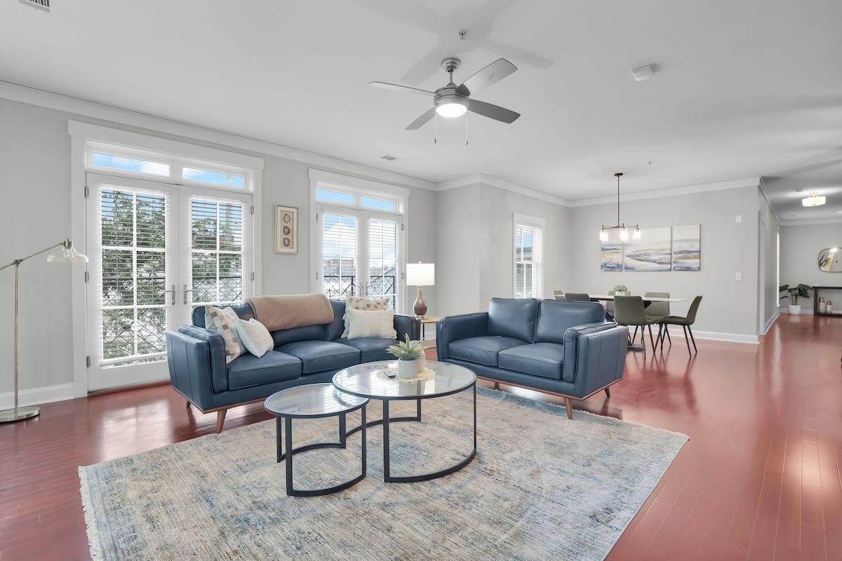 Televisor de pantalla plana de 65 polzades amb canals digitals