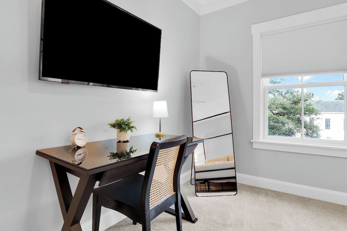 Casa (2 Bedrooms) | Escrivaninha, espaço de trabalho para notebook, berços grátis