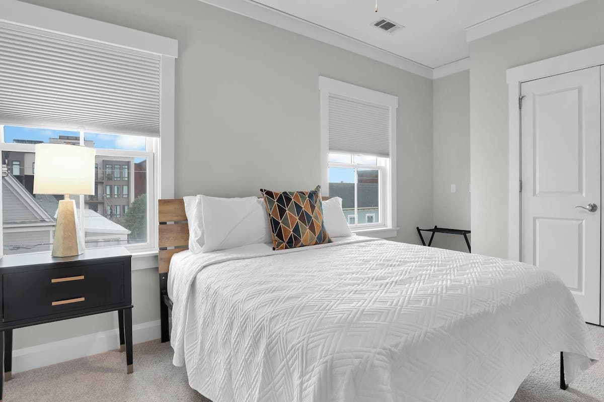 Apartamento (3 Bedrooms) | Escrivaninha, espaço de trabalho para notebook, berços grátis