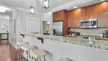 Apartment (3 Bedrooms) | Eigene Küche | Großer Kühlschrank, Ofen, Wasserkocher mit Kaffee-/Teezubehör