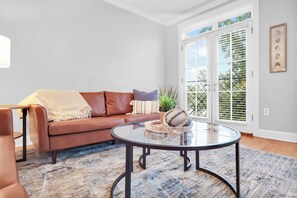 2BDR | Living area | 45-inch flat-screen TV with digital channels - The Juliette by AvantStay (Savannah)