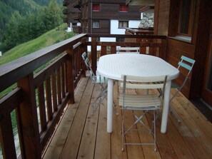Outdoor dining - Very comfortable 3-room apartment for 3-4 persons : Living room - kitchen with dishwasher, filter co (Grimentz)