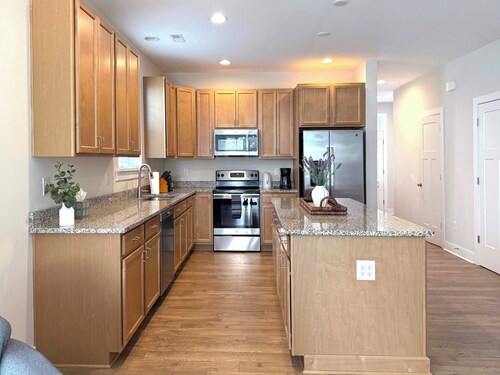 Beautiful Townhouse Minutes from Beach Dog Friendly