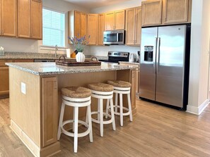 Frigorífico, microondas, horno y placa de cocina