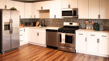 Køleskab, mikrobølgeovn, ovn, kogeplade